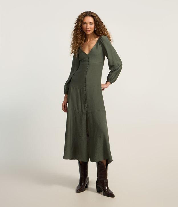 Vestido Evasê Longo em Crepe Texturizado com Decote Profundo - 1