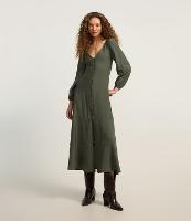 Vestido Evasê Longo em Crepe Texturizado com Decote Profundo - 1