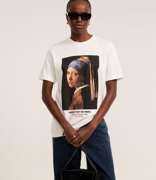 Camiseta em Algodão com Estampa Mulher com Brinco de Pérola - 2