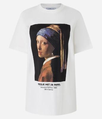 Camiseta em Algodão com Estampa Mulher com Brinco de Pérola