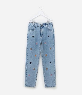 Calça Mom Infantil em Jeans com Bordados de Corações - Tam 5 a 14 Anos
