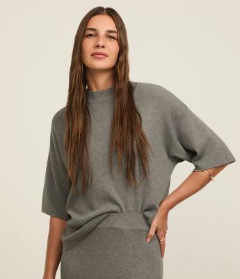 Blusa em Tricô com Cava Deslocada e Manga Ampla