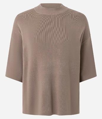 Blusa em Tricô com Cava Deslocada e Manga Ampla