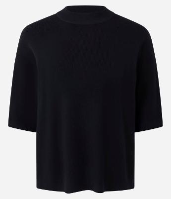 Blusa em Tricô com Cava Deslocada e Manga Ampla