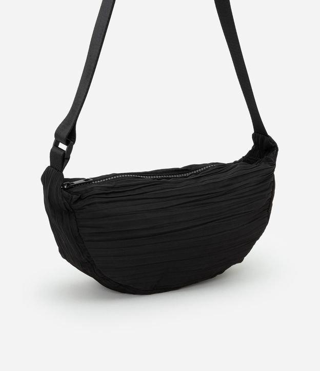 Bolsa Média com Textura Drapeada e Formato Meia Lua - 1