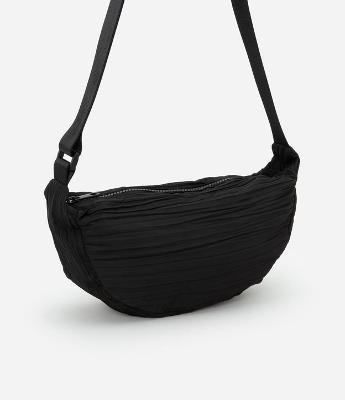 Bolsa Média com Textura Drapeada e Formato Meia Lua
