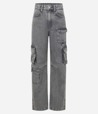 Calça Reta em Jeans com Bolsos Cargo