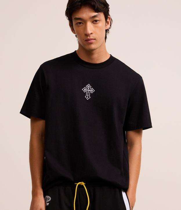 Camiseta Comfort em Algodão com Estampa Cruz Bordada - 1