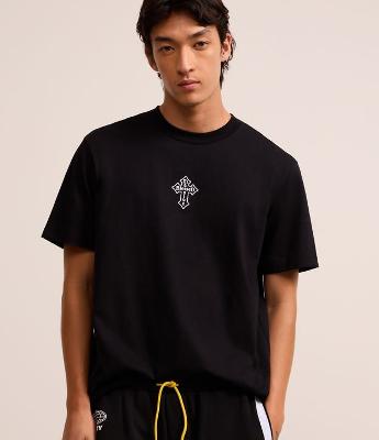 Camiseta Comfort em Algodão com Estampa Cruz Bordada