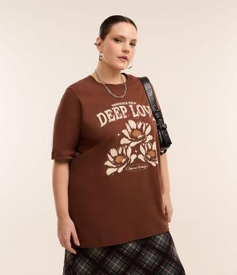 Camiseta Alongada Deep Love e Flores Curve & Plus Size
