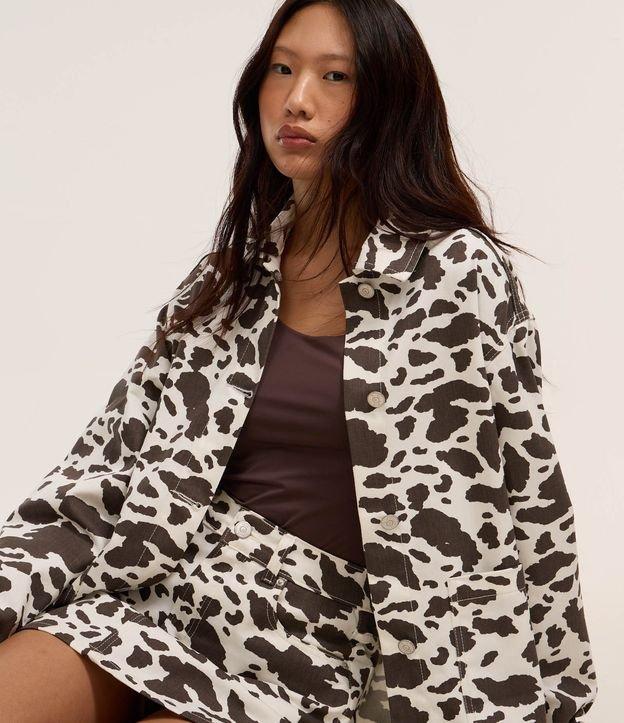 Camisa Jeans Animal Print Vaca com Abotoamento Frontal - 1