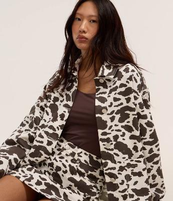 Camisa Jeans Animal Print Vaca com Abotoamento Frontal