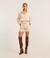 Short Curto em Veludo Cotelê com Pregas e Cinto de Amarração - 2