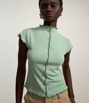 Blusa em Ribana com Gola Alta e Frufru na Barra