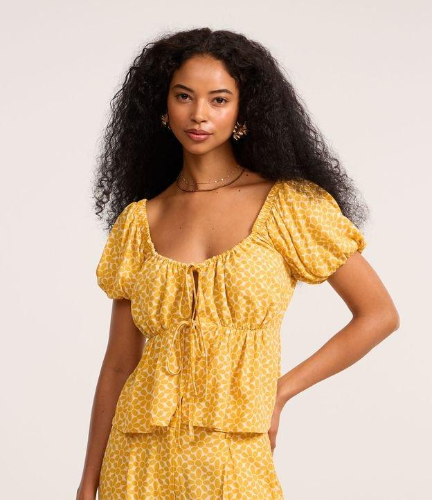 Blusa em Viscose com Amarração e Estampa de Florzinhas - 2