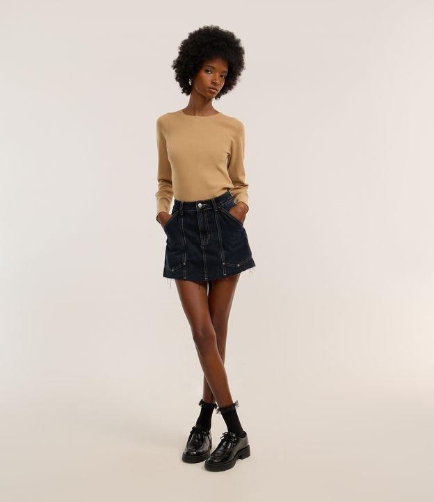 Short Saia Jeans com Bolso Carpinteiro e Barra Desfiada - 1