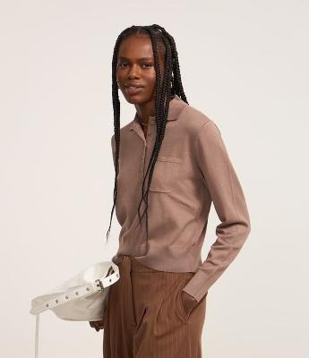 Blusa em Tricô com Abotoamento e Bolsinho Solo