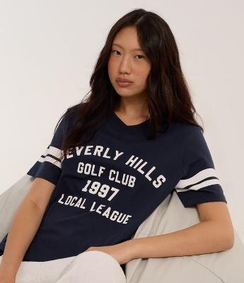 Camiseta T-shirt Colegial com Estampa Lettering e Listras na Manga