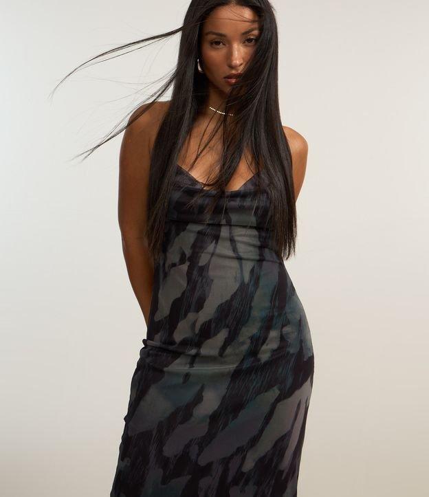 Vestido Longo em Tule com Decote Degagê e Estampa Abstrata - 2