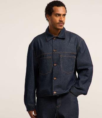 Jaqueta em Jeans com Gola Colarinho e Bolsos