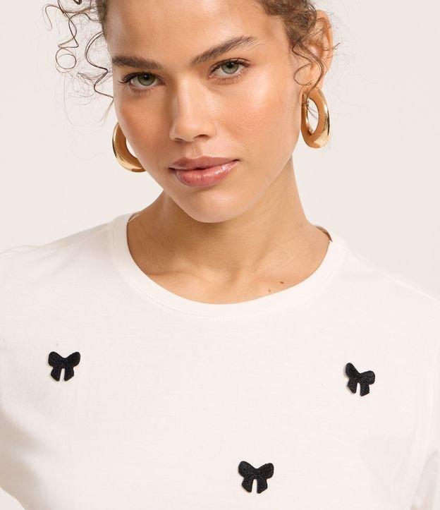 Camiseta Baby Look em Algodão com Lacinhos Bordados - 3