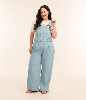 Jardineira em Jeans Delavê com Pregas Curve & Plus Size