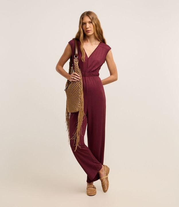 Macacão Flare em Viscose com Decote V e Elástico na Cintura - 2