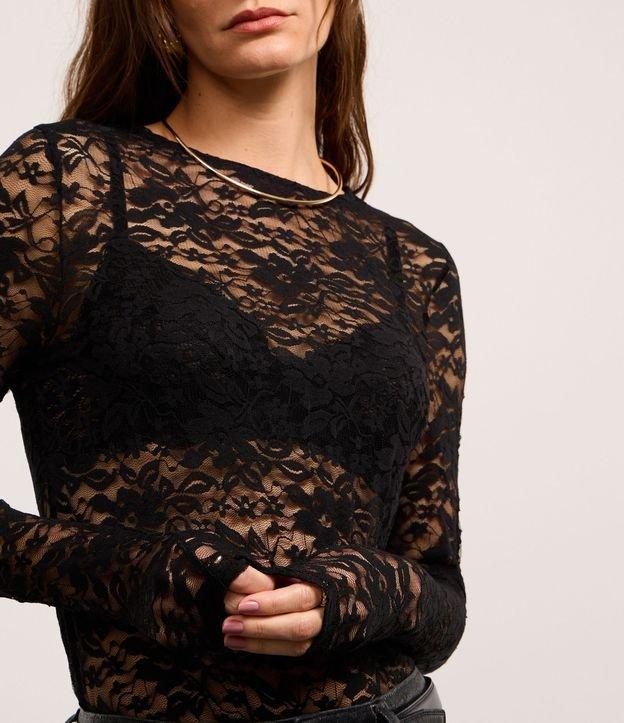 Blusa em Renda com Textura em Formato de Flores - 2