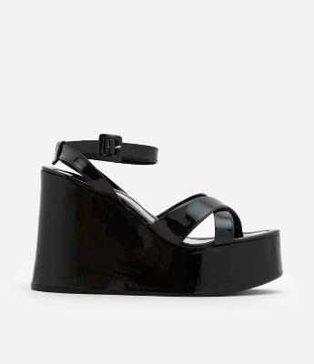 Sandália Anabela em Verniz com Tiras Sobrepostas