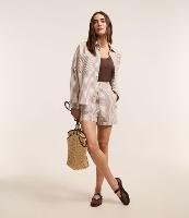 Short em Sarja com Listras em Fio Tinto e Barra Dobrada - 2