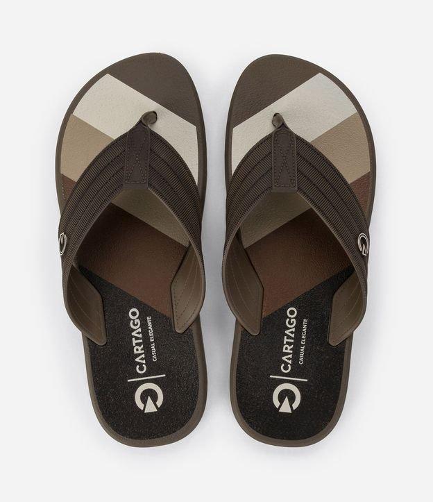 Chinelo de Tiras Largas com Texturas Pespontas e Estampa - 1