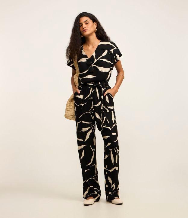 Calça Reta em Viscose com Amarração e Estampa Folhagem - 1