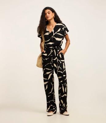 Calça Reta em Viscose com Amarração e Estampa Folhagem