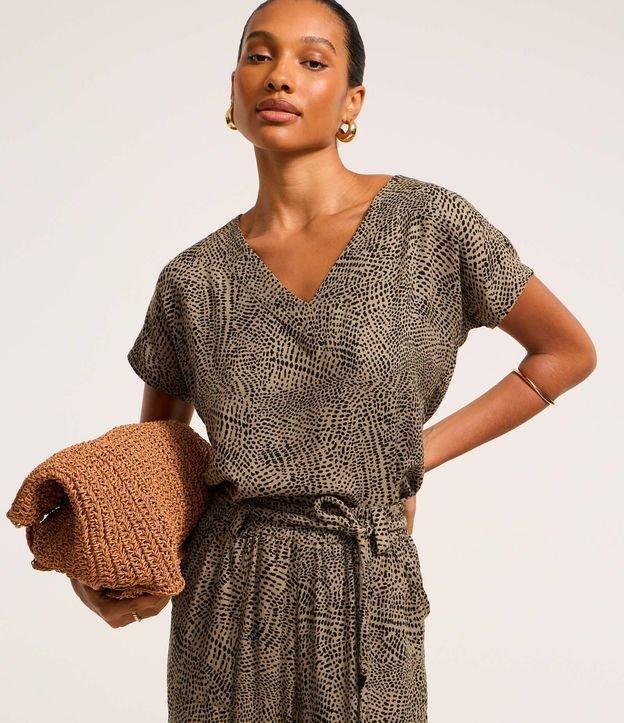 Blusa em Viscose Twill com com Gola V e Estampa Abstrata - 1