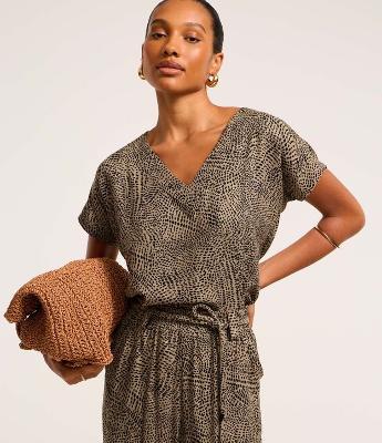 Blusa em Viscose Twill com com Gola V e Estampa Abstrata