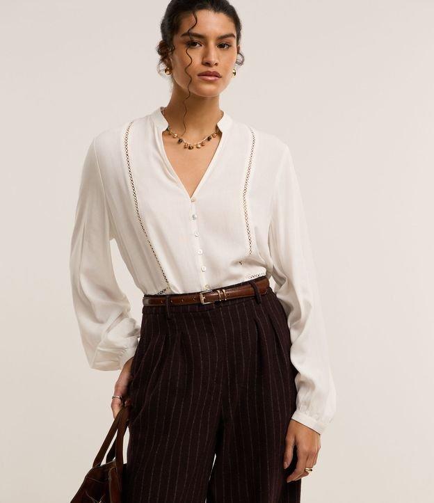 Camisa Bata em Viscose com Detalhes de Entremeios - 2