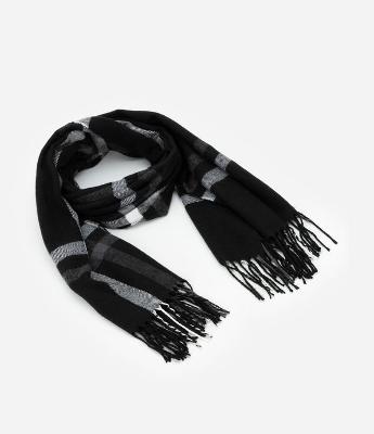 Cachecol em Tricô com Estampa Xadrez e Franjas