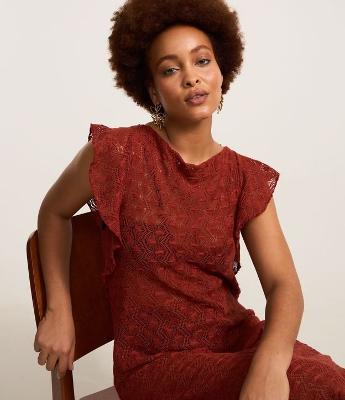 Vestido Longo em Renda com Babado nos Ombros