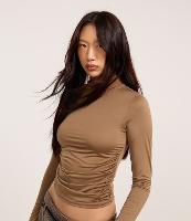 Blusa em Microfibra com Franzido e Gola Alta - 2