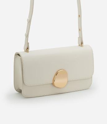 Bolsa Shoulder Média com Tampa e Detalhe Metalizado