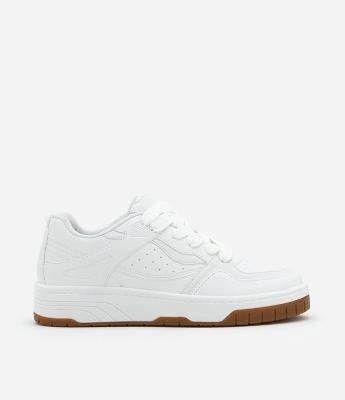 Tênis em PU com Amarração de Cadarço e Detalhes Laterais