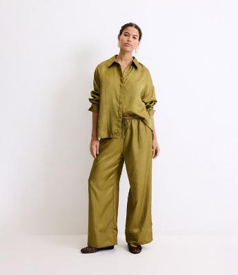 Calça Reta Acetinada com Tecido Texturizado e Cós Elástico