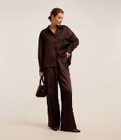 Calça Reta Acetinada com Tecido Texturizado e Cós Elástico - 1