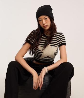 Blusa Cropped em Tricô Listrado com Estrela Frontal