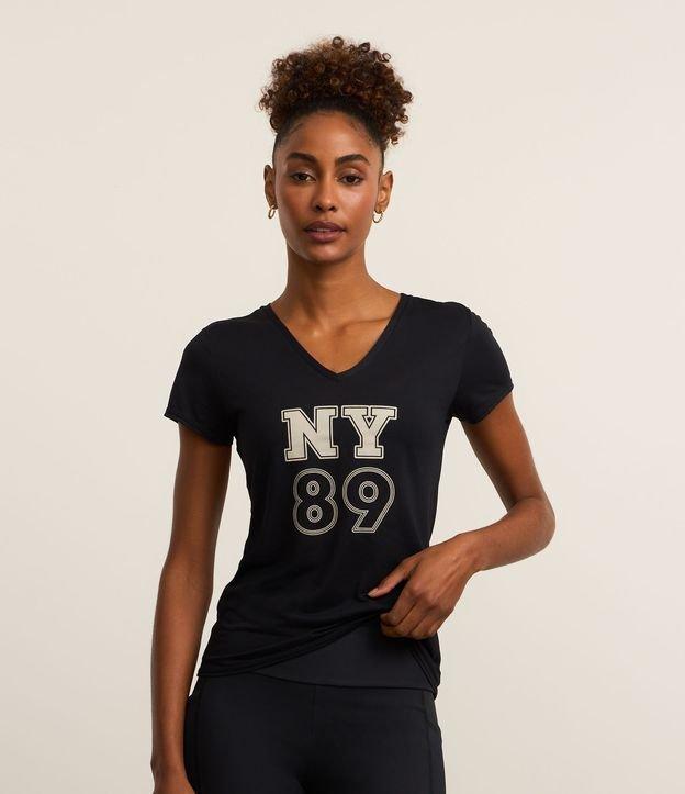 Camiseta Esportiva em Microfibra Texturizada com Gola V e Estampa NY 89 - 2