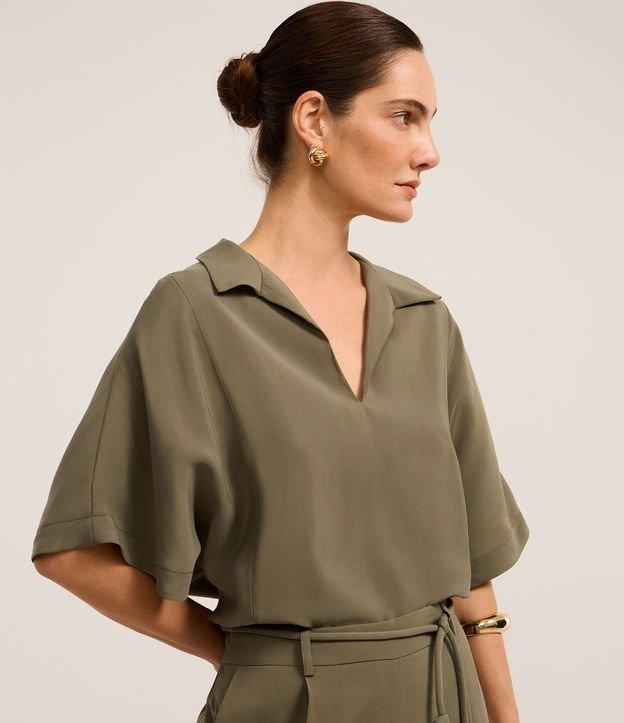Blusa em Viscose com Recorte e Manga Ampla - 2