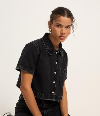 Camisa Cropped em Jeans com Bolso Frontal