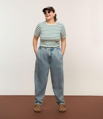 Calça Balloon Jeans Bolso Faca e Pregas Curve & Plus Size