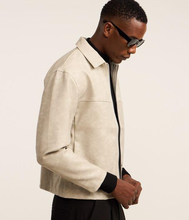 Jaqueta Boxy em Material Sintético com Recortes - 2