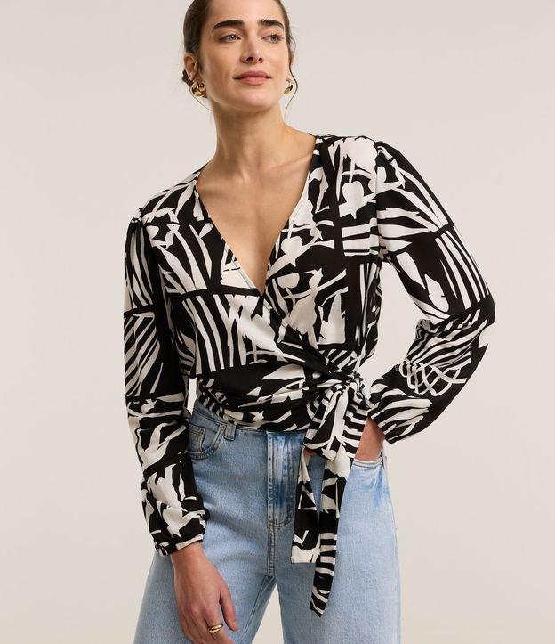 Blusa em Piquet com Decote Transpassado e Estampa Folhagem - 2